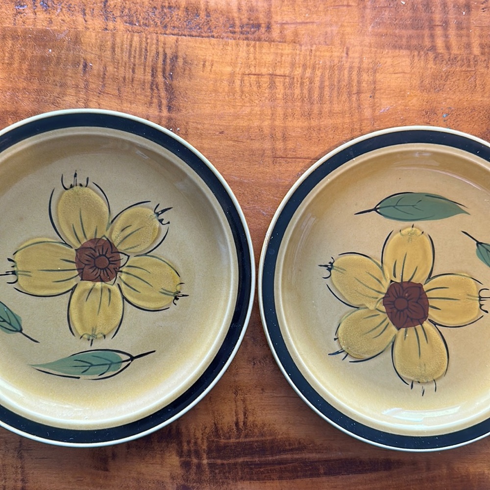 2 vintage stoneware plates honey flowers designers collection 7 1/2 Japan